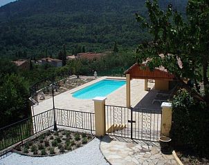Ontspan bij het zwembad van Villa Leda, een vakantiehuis in Tourrette-Levens, Provence, omgeven door de serene natuur van de Cote d'Azur.