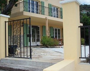 Villa Leda in Tourrette-Levens, een charmant vakantiehuis in de Provence met zonnig terras en groene omgeving.