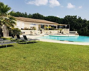 Ontspan bij het zwembad van La Palmeraie, een luxe appartement in Brignoles, Provence, omringd door weelderige natuur.