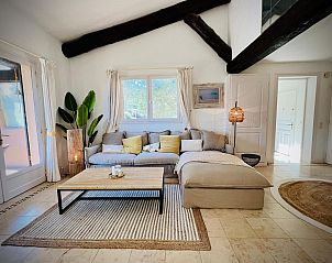 Gezellige woonkamer in La Bussola, vakantiehuis in Thoule-sur-Mer, Provence met comfortabele zithoek en natuurlijke lichtinval.