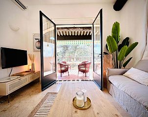 Geniet van de lichte woonkamer bij La Bussola, een vakantiehuis in Thoule-sur-Mer, Provence, met uitzicht op het zonnige terras.