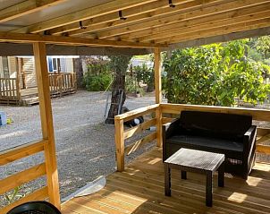 Geniet van het zonnige terras van Campingchalet 429 in Roquebrune-sur-Argens, Provence, met comfortabel buitenmeubilair.