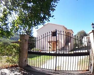 Das Ferienhaus La Nolie rdj in Le Bar-sur-Loup in der Provence bietet Ruhe inmitten der Natur mit einem charmanten Eingangstor und einer sonnigen Umgebung.