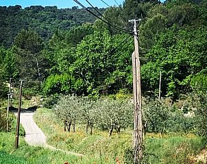 Verken de natuurlijke omgeving van Vakantiehuisje in Crestet, Provence, met groene bossen en schilderachtige paden.