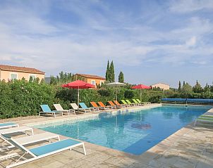 Ontspan bij het zwembad van La Truffe, een vakantiehuis in Aups, Provence, omgeven door kleurrijke ligstoelen en mediterrane natuur.