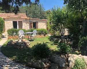 Lorgues-stone cottage, charmant vakantiehuis in Lorgues, Provence, omgeven door weelderige natuur en een rustieke tuin.