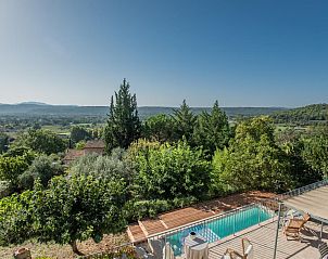 Genieen Sie den Panoramablick von der Villa Olivier in Callian in der Provence. Entspannen Sie sich in diesem Ferienhaus mit Pool und grner Umgebung.