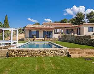 Ferienhaus Figuiers in Beaumes-de-Venise, Provence mit Schwimmbad und Terrasse in einem sonnigen Garten.