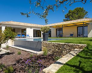 Borie vakantiehuis in Beaumes-de-Venise, Provence, met prachtig terras en zwembad, omgeven door natuur.