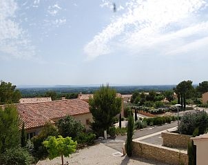 View of the charming vacation homes of Domaine Les Demeures du Luc in L'Isle-sur-la-Sorgue, surrounded by the beautiful nature of Provence.