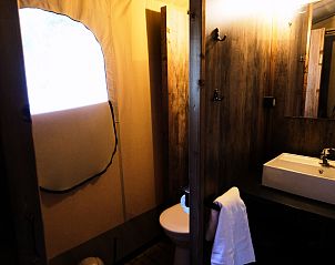 Stilvolles Badezimmer in der Lodge PREMIUM, Saint-Saturnin-ls-Apt, Provence, mit Holzverkleidung und modernen Annehmlichkeiten.
