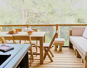 Genieen Sie die Aussicht von der Veranda der Lodge PREMIUM, einem luxurisen Ferienhaus in Saint-Saturnin-ls-Apt in der Provence.