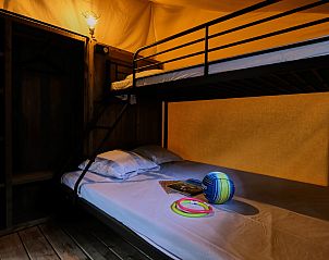 Gemtliches Schlafzimmer in der Lodge COSY, Saint-Saturnin-ls-Apt, Provence, mit Etagenbetten fr ein gemtliches Ferienerlebnis.