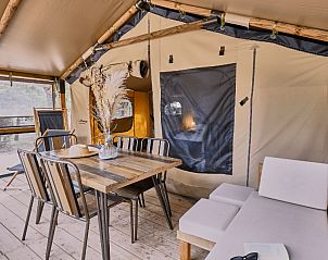 Gemtlicher Innenbereich der Lodge COSY in Saint-Saturnin-ls-Apt, Provence, perfekt fr einen entspannten Urlaub in einer Glamping-Lodge.