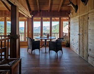 Geniet van het panoramische uitzicht vanuit de gezellige binnenruimte van vakantiehuis La Bergerie in Allos, Provence.