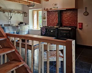 Gezellige keuken in La Bergerie vakantiehuis, Allos, Provence met rustieke inrichting en moderne voorzieningen.