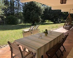 Geniet van de rust op het terras van Villa Les Darrots in Trans-en-Provence, een charmant vakantiehuis in de Provence.