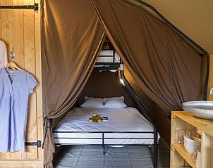 Gemtliches Schlafzimmer im Trappeur-Zelthaus, Ubaye-Serre-Ponon, Provence. Ideal fr Glamping in der Natur von Sdfrankreich.