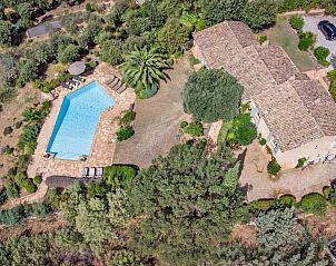 Luftaufnahme von Le Bayol, einem Ferienhaus in La-Croix-Valmer, Provence, mit Schwimmbad und grner Umgebung.