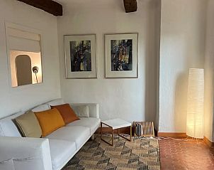 Gemtliches Wohnzimmer in einer charmanten Wohnung in Villecroze, Provence, mit Kunst an den Wnden und einem bequemen Sofa.