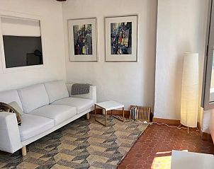 Stilvolles Wohnzimmer in einer charmanten Wohnung in Villecroze, Provence. Entspannte Atmosphre mit kunstvollen Details.