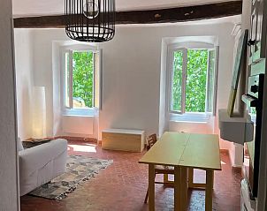 Helles Interieur einer charmanten Wohnung in Villecroze in der Provence, mit Blick auf die grne Natur durch die Fenster.