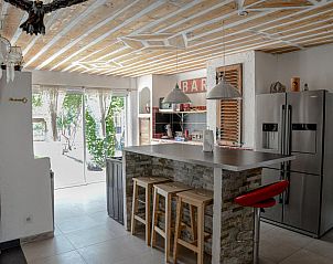 Moderne Kche im Ferienhaus Les Dourets, Saint-Antonin-du-Var, Provence, mit Blick auf einen sonnigen Garten.