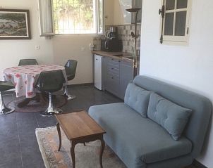 Gezellige woonkamer in vakantiehuis Endronnes, Flayosc, Provence met moderne inrichting en natuurlijk licht.