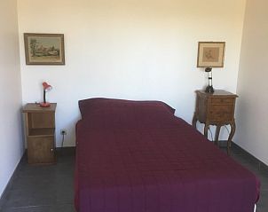Sfeervolle slaapkamer in vakantiehuis Endronnes, Flayosc, Provence, met rustieke meubels en serene ambiance.