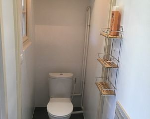 Moderne badkamer in vakantiehuis Endronnes, Flayosc, Provence met strakke afwerking en praktische indeling.