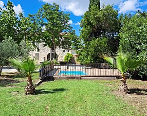 Geniet van de serene tuin en zwembad bij Huisje in GRAVESON EN PROVENCE, een charmant vakantiehuis in de Provence, Frankrijk.