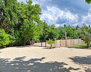 Rustieke ingang van Huisje in GRAVESON EN PROVENCE, vakantiehuis in de groene omgeving van Graveson, Provence, Frankrijk.