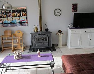 Gezellige woonkamer in Maison le Blavet, een vakantiehuis in Bagnols-en-Fort, Provence, met moderne inrichting en rustieke elementen.