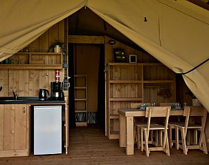Binnenruimte van Safaritent incl. sanitair in Lichtaart, Antwerpen, Belgi. Gezellige glamping lodge met keuken en eetgedeelte.
