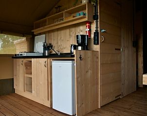 Gezellige keuken in Safaritent incl. sanitair, een glamping lodge in Lichtaart, Antwerpen, Belgi, met houten interieur en moderne voorzieningen.