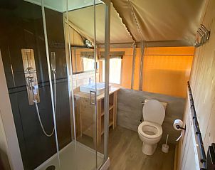 Moderne badkamer in Safaritent incl. sanitair, een luxe glamping lodge in Lichtaart, Antwerpen, Belgi.
