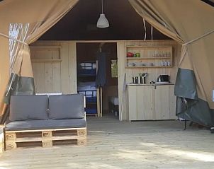 Entdecken Sie den gemtlichen Innenbereich des Safarizeltes in Artignosc-sur-Verdon in der Provence, einer einzigartigen Glamping-Lodge in Frankreich.