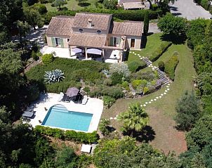 Luchtfoto van Villa Valbonne met privzwembad, gelegen in de groene omgeving van Valbonne, Provence, dicht bij Cannes.