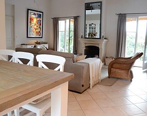 Gezellige woonkamer in Villa Valbonne, vakantiehuis met privzwembad in de Provence, nabij Cannes, Frankrijk.