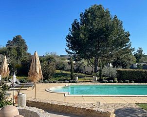Geniet van het zwembad en het prachtige uitzicht bij vakantiehuis La Roque in La Roque-sur-Pernes, Provence.