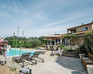 Geniet van het zwembad en terras bij vakantiehuis La Roque in La Roque-sur-Pernes, Provence, omringd door prachtige natuur.