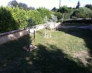 Ontdek de serene tuin van Villa Chasanka, een vakantiehuis in Moissac-Bellevue, Provence, omgeven door weelderige natuur.