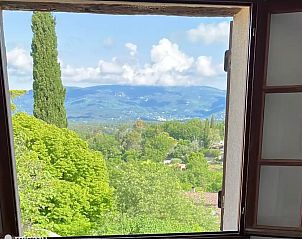 Genieen Sie die atemberaubende Aussicht vom Rustig Sint Paulus en Poort, einem Ferienhaus in Saint-Paul-en-Fort in der Provence.