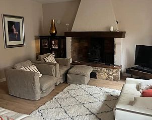 Gemtliches Wohnzimmer im Ferienhaus Rustig Sint Paulus en Poort in Saint-Paul-en-Fort, Provence, mit Kamin und komfortabler Sitzecke.