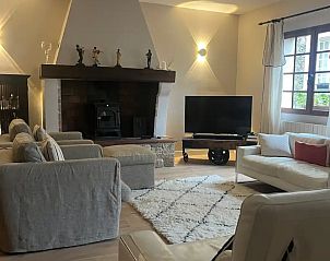 Gemtliches Wohnzimmer im Ferienhaus Rustig Sint Paulus en Poort in Saint-Paul-en-Fort, Provence, mit offenem Kamin und einer bequemen Sitzecke.