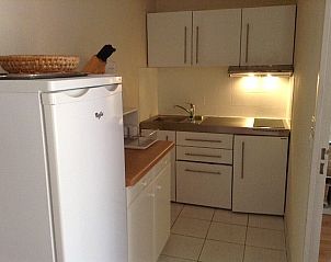 Moderne keuken in Les Rives de la Favire appartement, Bormes-les-Mimosas, Provence, ideaal voor zelfvoorzienende vakanties.