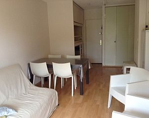 Gezellige binnenruimte van Les Rives de la Favire appartement in Bormes-les-Mimosas, Provence, met moderne eetkamer en zithoek.