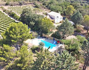 Villa Cantirane, ein Ferienhaus in Saint-Pierre-de-Vassols in der Provence, umgeben von Natur und Weinbergen mit einem einladenden Schwimmbad.