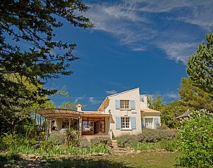 Villa Cantirane, ein charmantes Ferienhaus in Saint-Pierre-de-Vassols, Provence, umgeben von ppiger Natur und einer sonnigen Terrasse.