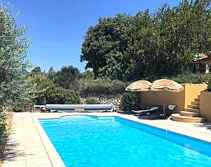 Genieen Sie den Pool in der Villa Cantirane, einem Ferienhaus in Saint-Pierre-de-Vassols in der Provence, umgeben von schner Natur.